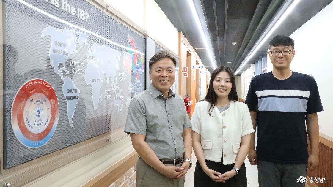 학생을 위한 IB 프로그램 운영 연구에 열중하는 최명호(사진 왼쪽) 교장과, 이혜림 교사, 고명관 교감의 모습. 출처 : 청양신문(http://www.cynews.co.kr)