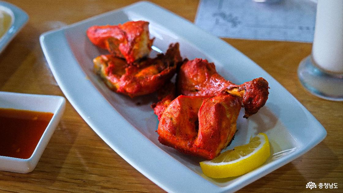 숯불 향이 살아있는 탄두리 치킨