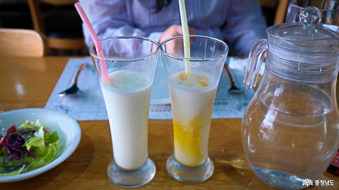 디저트로 제공된 인도 전통 음료 라씨