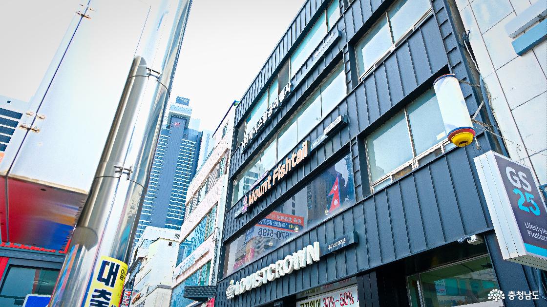 2층에 위치한 마운틴 피시텔