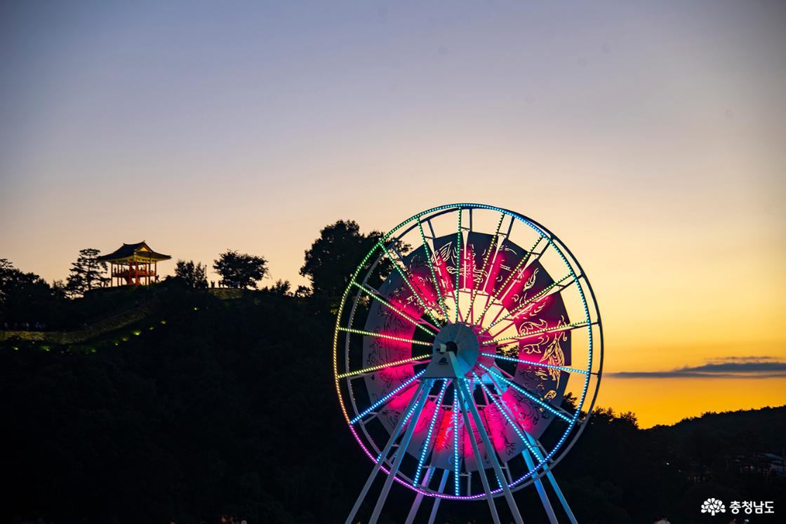 시시각각 색이 변하는 관람차 조형물과 공산정