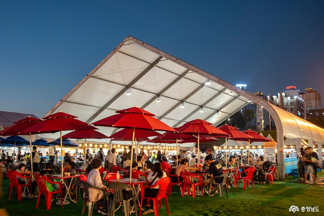 웅진골 맛집 거리에서 음식을 즐기는 사람들