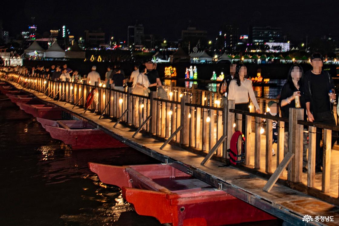 배다리를 걷는 사람들