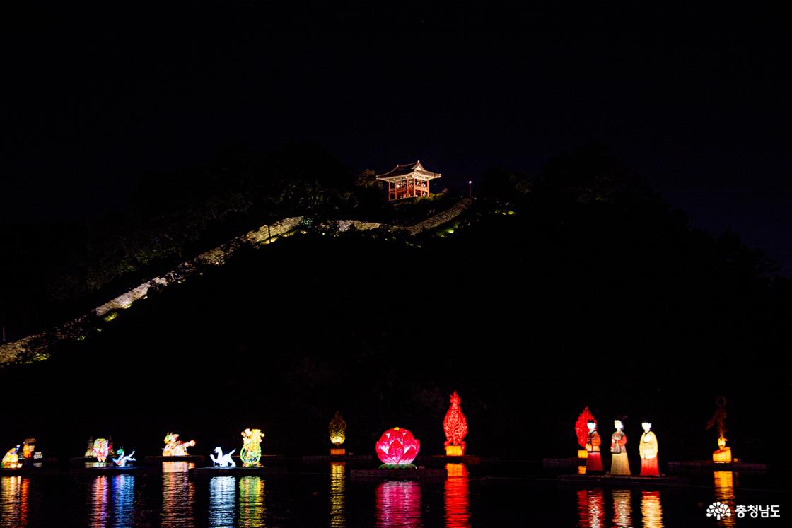 금강에 펼쳐지는 웅진백제 등불 향연