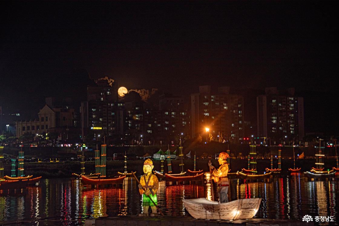 축제장 너머 아파트 위로 떠오르는 둥근 달