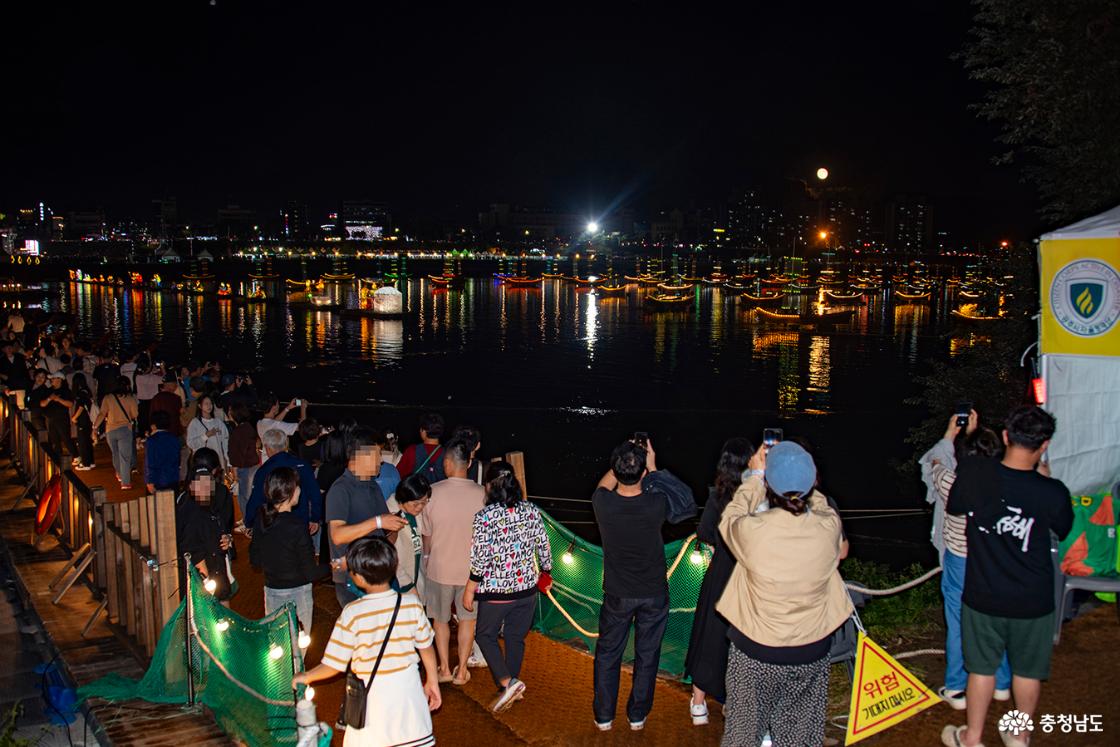 월출 광경을 담는 사람들의 모습