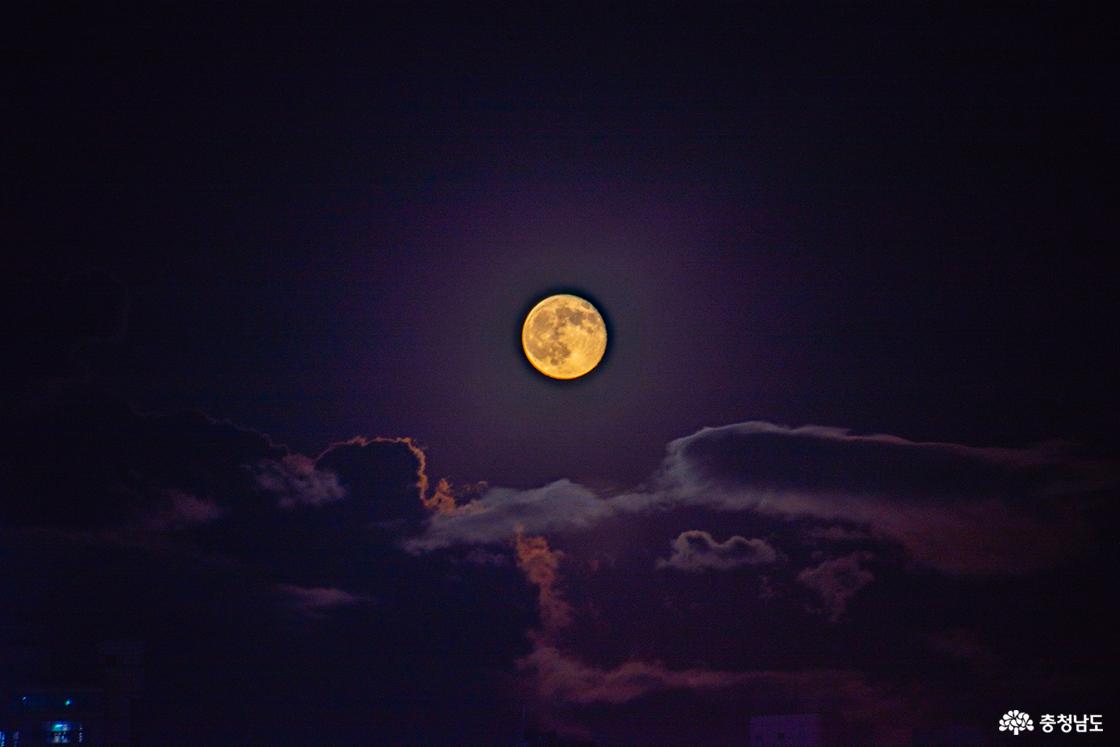 구름 위로 떠오른 달의 모습