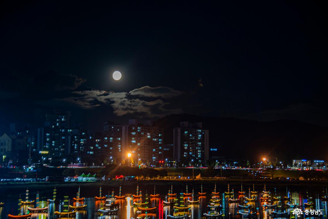 금강 웅진백제 등불 향연과 어울리는 둥근 달