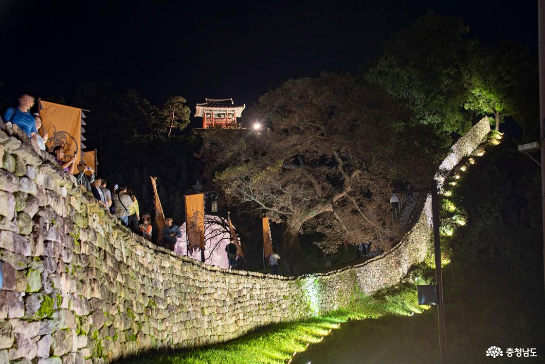 공산성 성곽길에서 달이 떠오르는 모습을 구경하는 사람들
