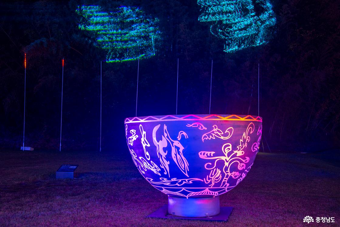 동탁은잔을 상징하는 조형물의 화려한 조명