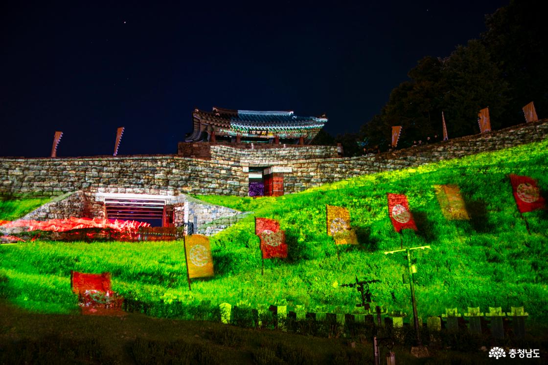 미디어아트쇼가 펼쳐지는 공산성 서문 금서루