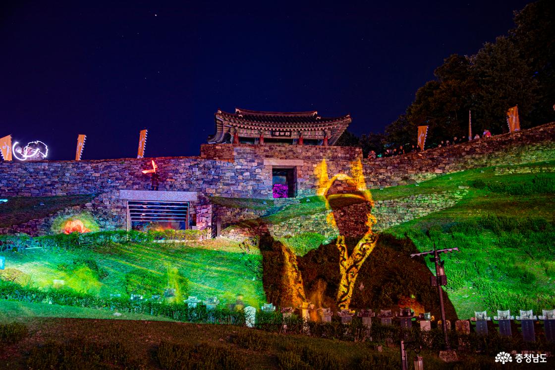 무령왕이 등장하여 백제의 중흥을 외치는 모습