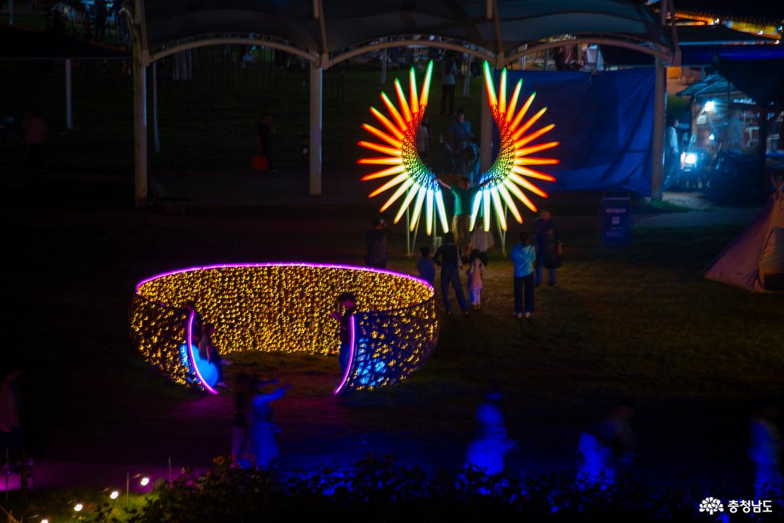 금강철교 위에서 바라본 미르섬의 화려한 조명