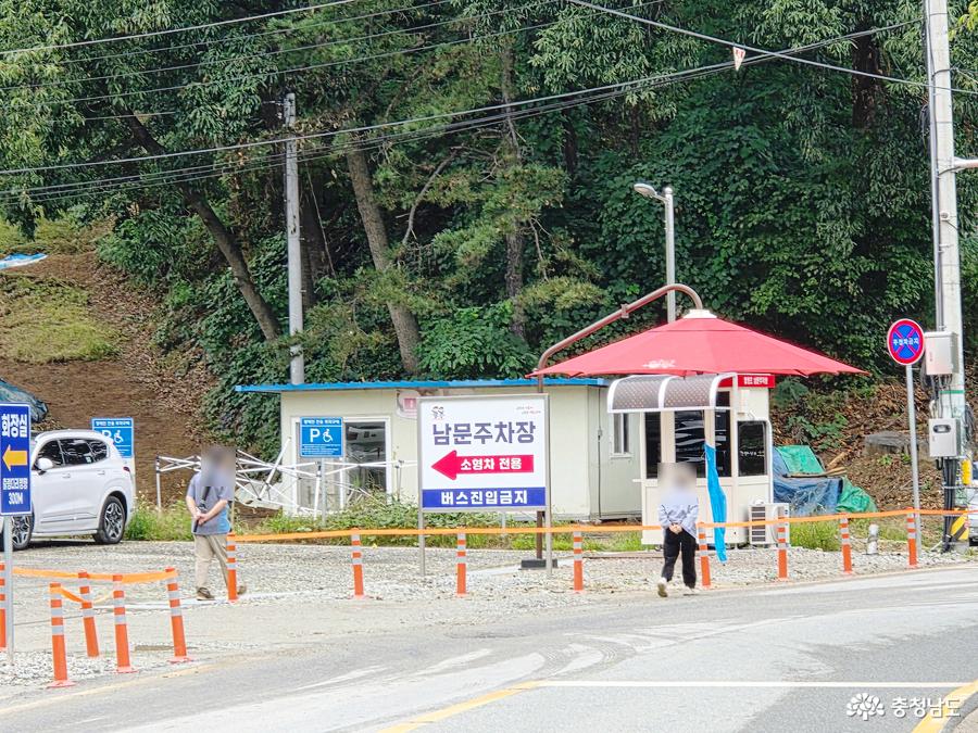 주차장 입구입니다. 주차장은 무료, 관리요원들이 배치되어 있어서 주차가 혼잡스럽지 않고 편했습니다.