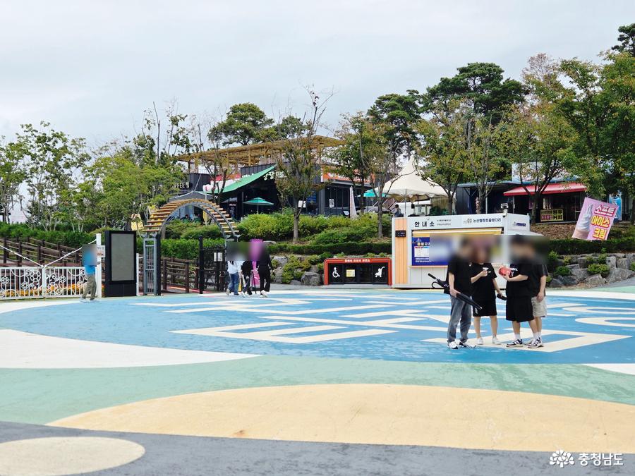 본격적인 출렁다리 진입로입니다. 근처에는 카페와 맛집 1군데씩 있더라고요. 화장실도 있고, 휠체어와 유모차를 여기서 대여 가능합니다.