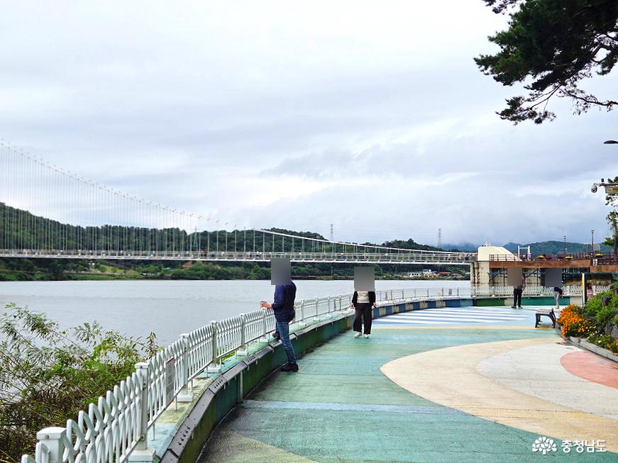 주차 후 출렁다리까지 350m걸어가는 길입니다.