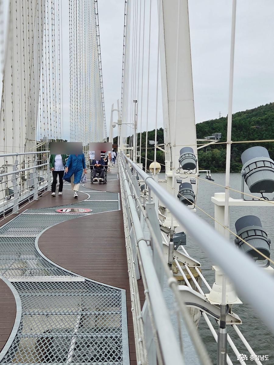 출렁다리 위 모습입니다