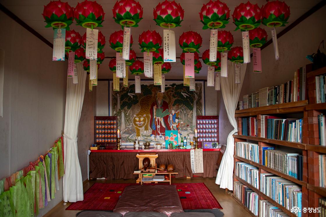 자그마한 암자에는 경허 스님이 수행하던 작은 방이 남아 있습니다. 호랑이와 산신이 함께 그려진 탱화, 그리고 오래된 책들이 스님의 자취를 고요히 전해줍니다.