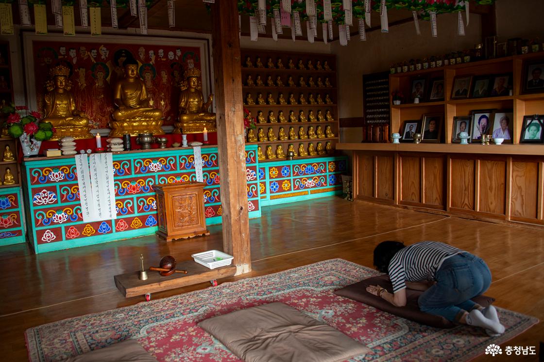  부처님 전에 삼배를 올리는 모습