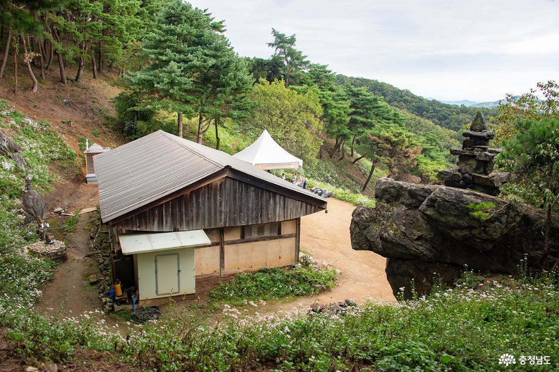 구룡암을 뒤에서 바라본 모습