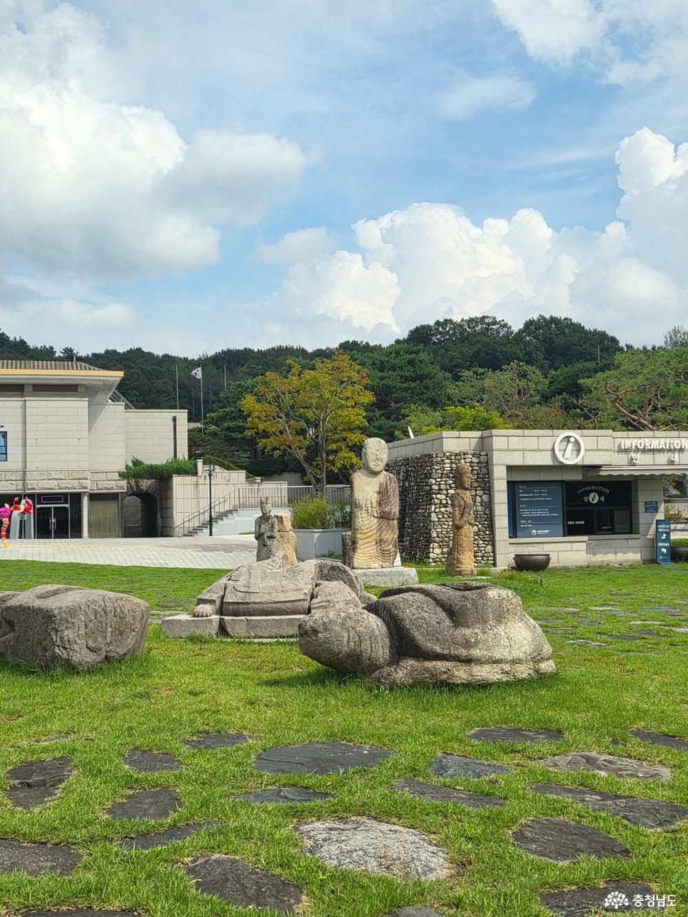 야외전시장도 굉장히 볼거리가 많습니다. 박물관 앞과 뒤 넓은 잔디와 함께 가볍게 산책하는 마음으로 함께 둘러보면 좋습니다! 단, 날씨가 좋아야겠죠?