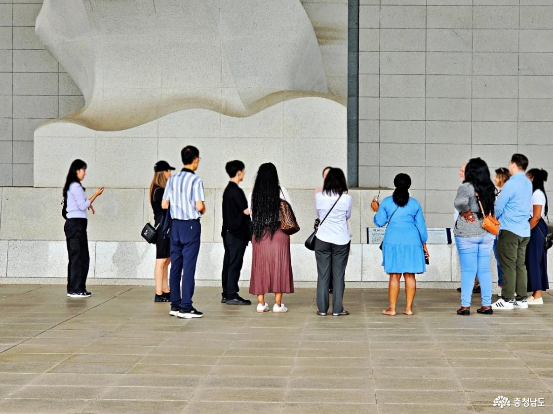 설명을 듣는 외국인들