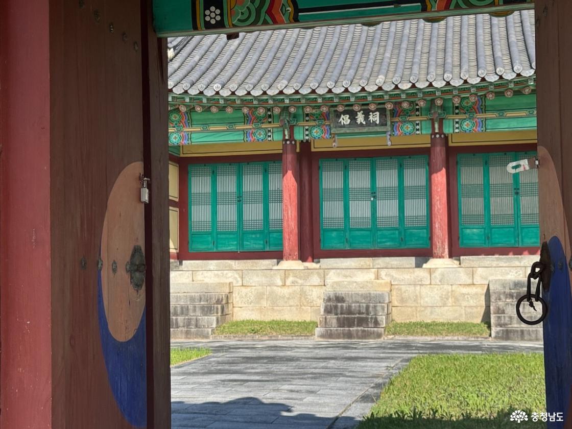 홍주의사총 사당 솟을대문에서 본 사당의 모습