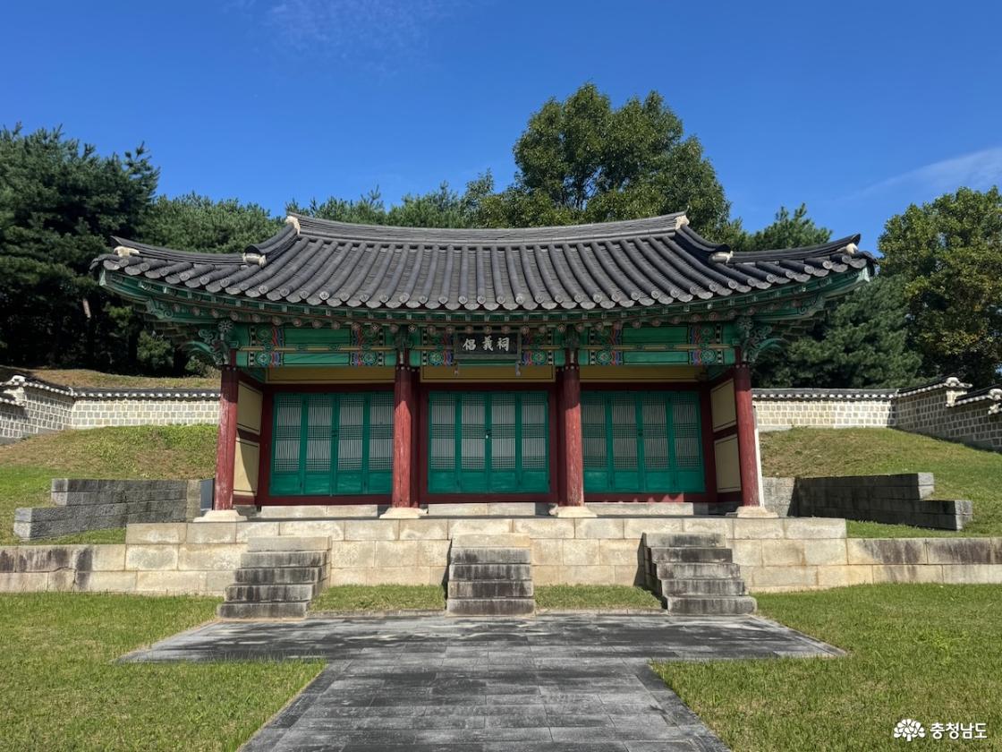 팔짝지붕 모습의 홍주의사총 사당