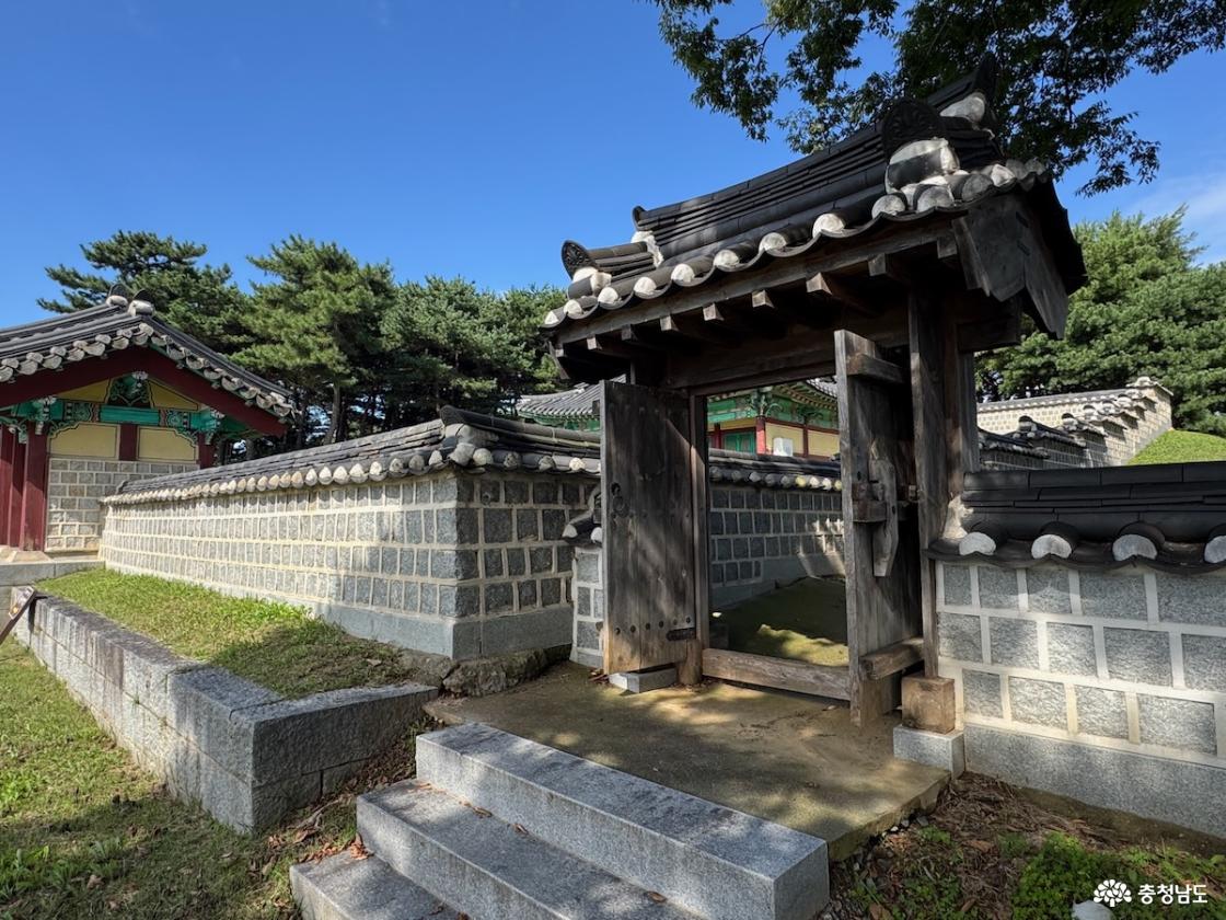 사당 옆에 있는 쪽문