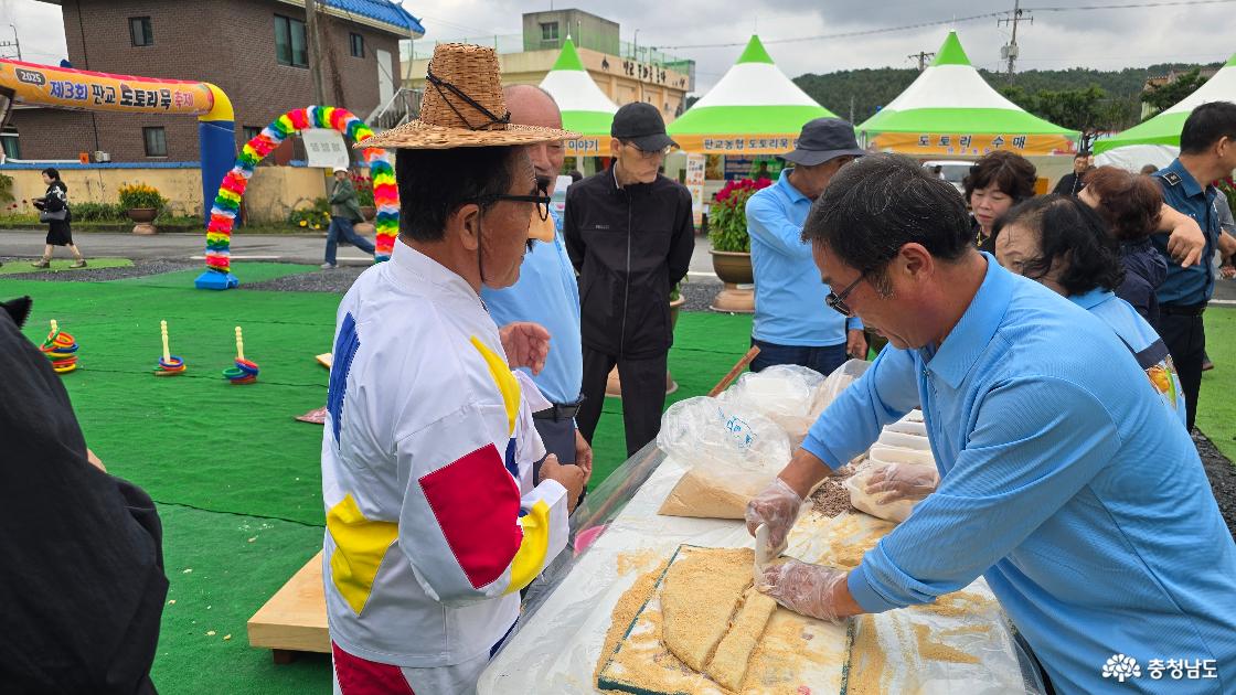 축제장에서 빠질 수 없는 인절미 떡메치기