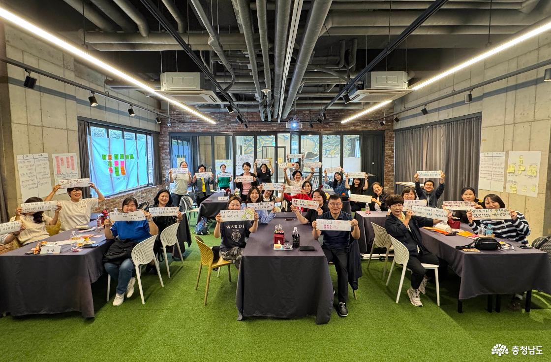 해녀와 함깨한 박물관 견학 장면(사진=충남사회서비스원 제공)