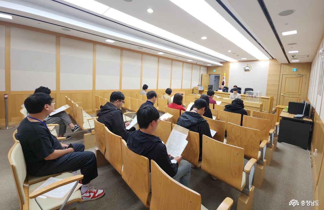 공주시 청년도전지원사업 청년들이 경매 법정에 참관하여 부동산 경매 입찰과정에 대한 설명을 듣고 있다. (= 충남청년센터 제공)