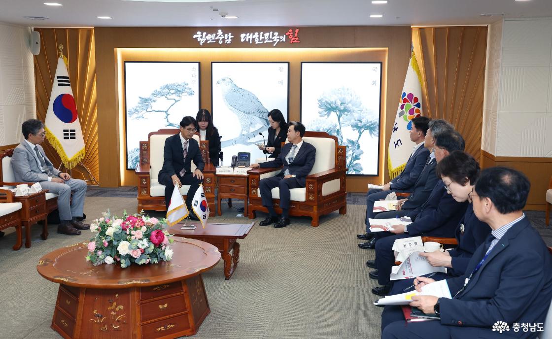 김태흠 충남도지사가 지난달 25일 도청 접견실에서 야마시타 마코토 일본 나라현지사를 만나 대화를 나누고 있다.