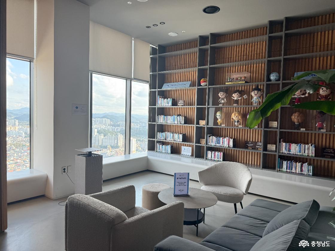 46층은 회의실이다. 이렇게 좋은 전망의 회의실이 있다니 놀랍다. 회의실 로비가 먼저 있어 소파와 책장이 있는데 뷰가 엄청나다