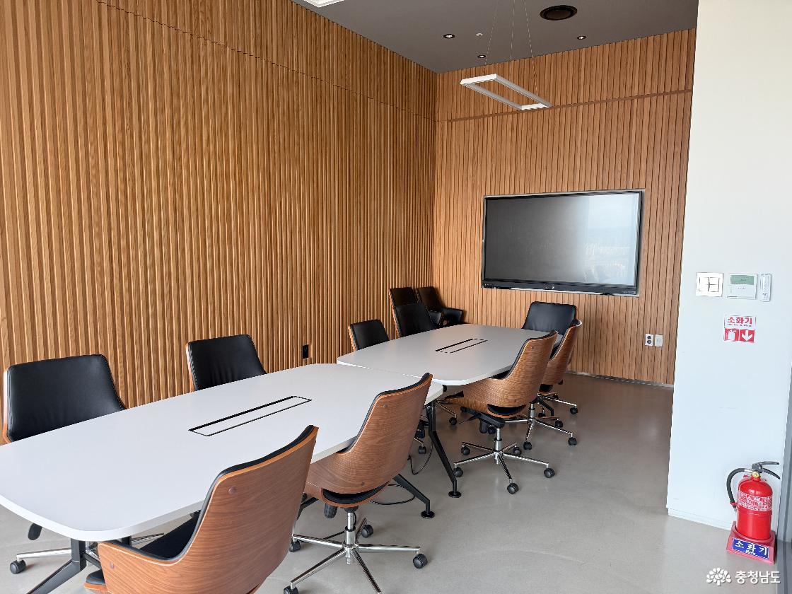 안에는 회의실이 있는데 편안한 좌석과 안락한 우드톤의 벽 그리고 사진에는 나오지 않았지만 멋진 풍경이 통창이 있다