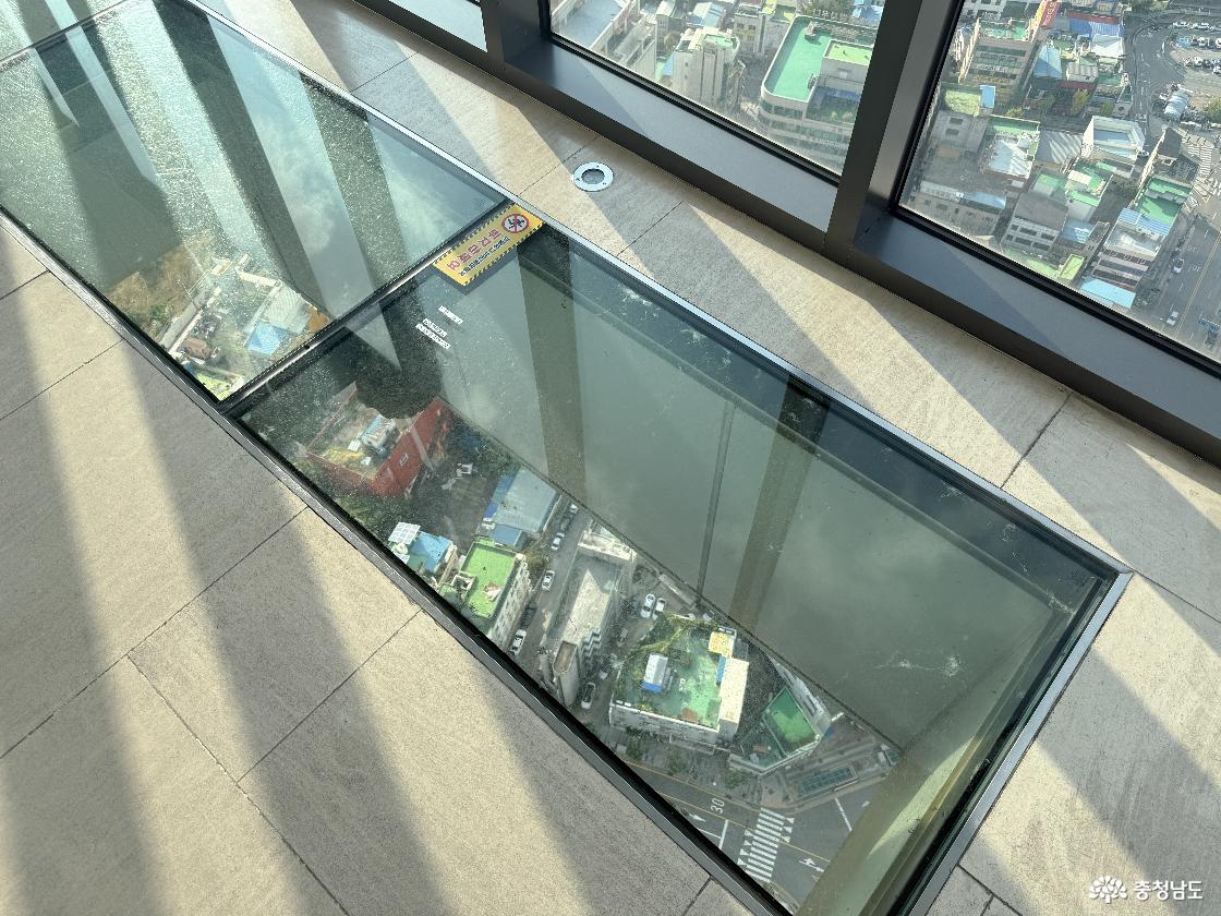 47층으로 넘어가면 일반 시민들에게 개방된 광장이 나온다. 전망대에는 바닥 전망대도 있는데 바닥이 유리로 되어 있어 아찔하고 멋진 경험을 할 수 있다