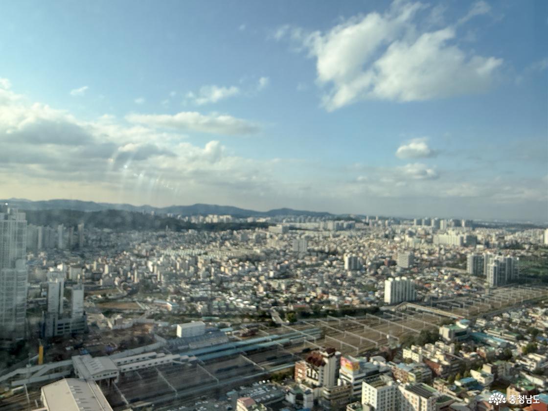 47층에는 천안 도심의 전체 경관이 모두 보인다. 왠만해서 힐스테이트 아파트보다 높은 아파트가 잘 없어서 드넓은 풍경을 한번에 볼 수 있었다