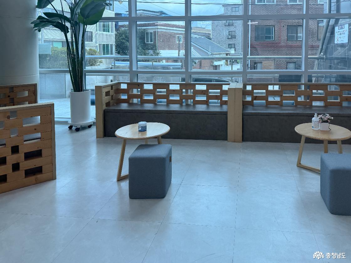 1층 로비에 있는 쉼터