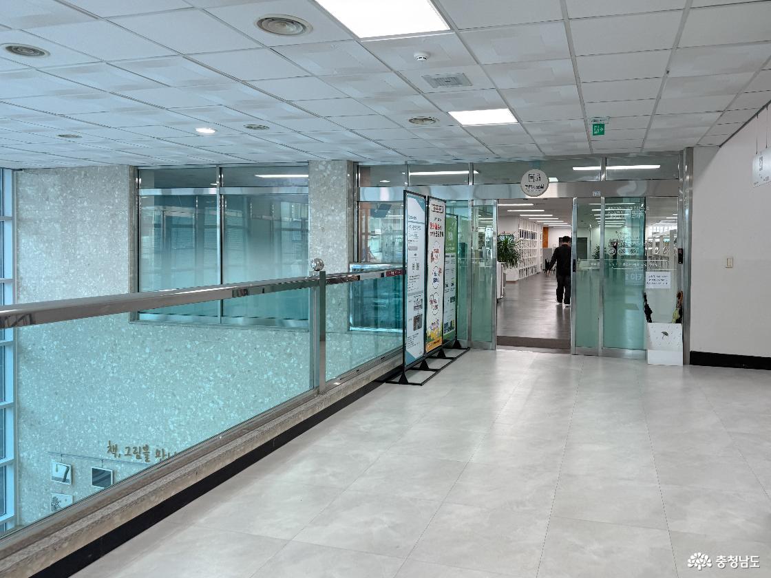 2층 로비 종합자료실 입구