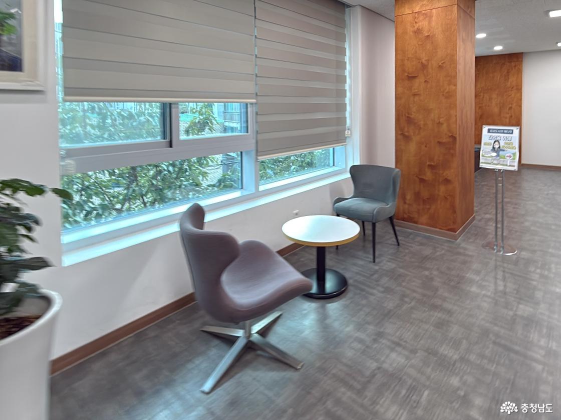 창과 독서 좌석