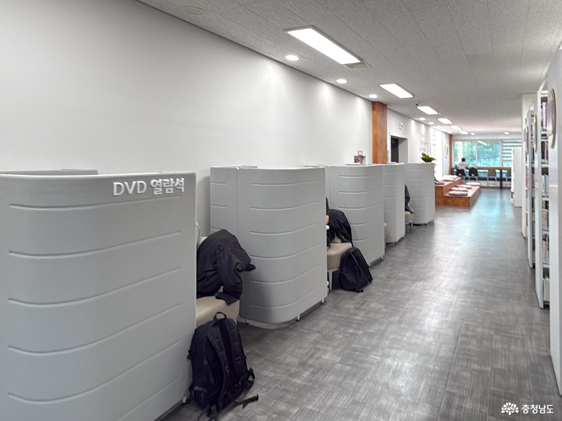 DVD 열람석 좌석이 영상에 집중하고 프라이빗이 보장될 수 있도록 되어 있다. 그 뒤에도 여러 다양한 독서공간이 있다