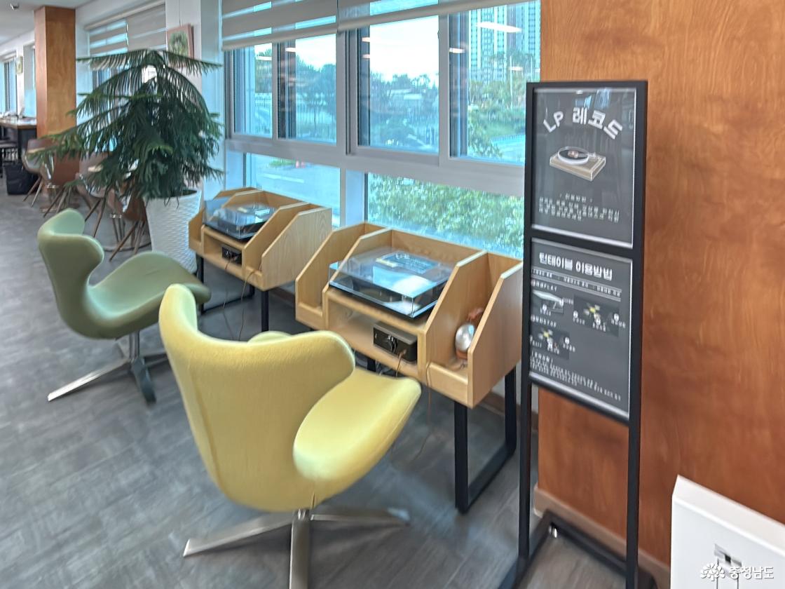 LP 테이블로 음악을 감상할 수 있다. 아날로그 감성이 너무 멋지고 좋다