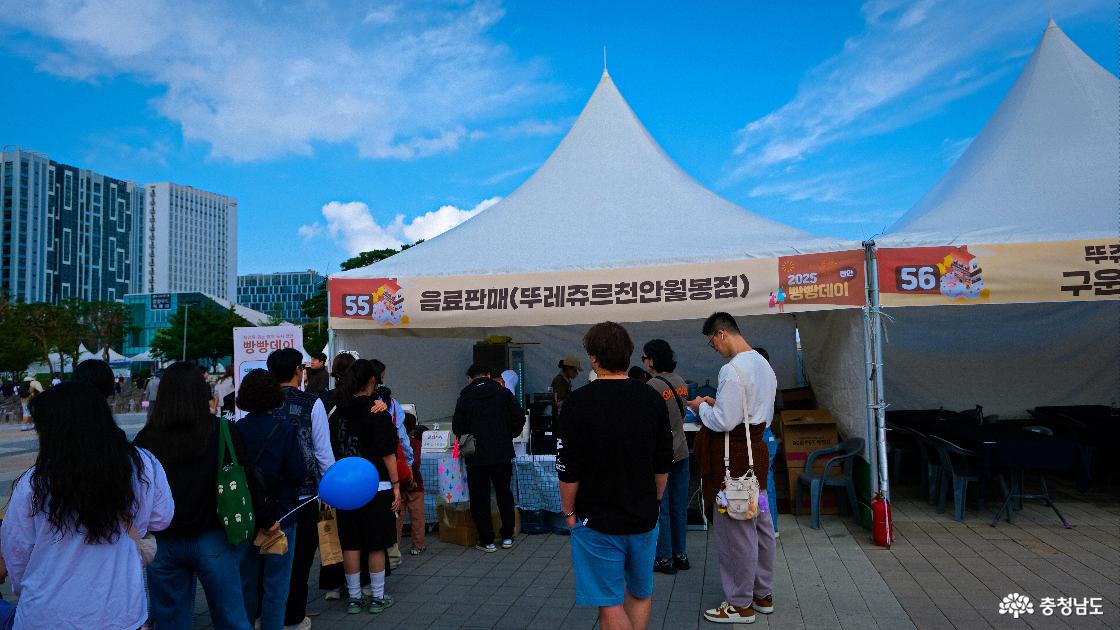 빵과 함께 즐길 수 있는 음료 판매 부스.