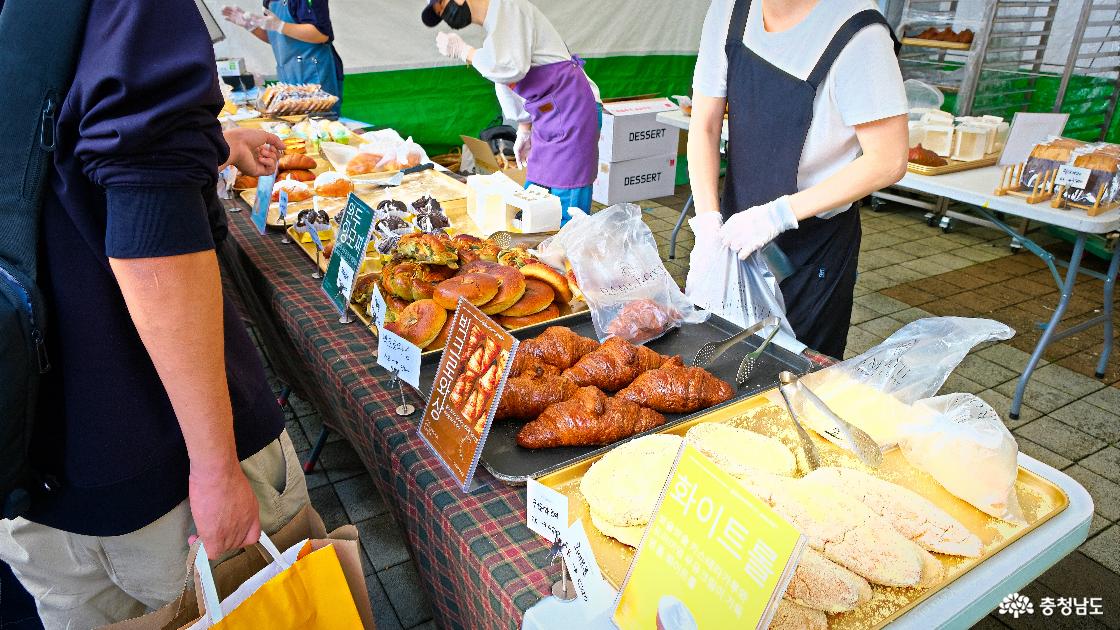 줄을 서서 기다리는 방문객들