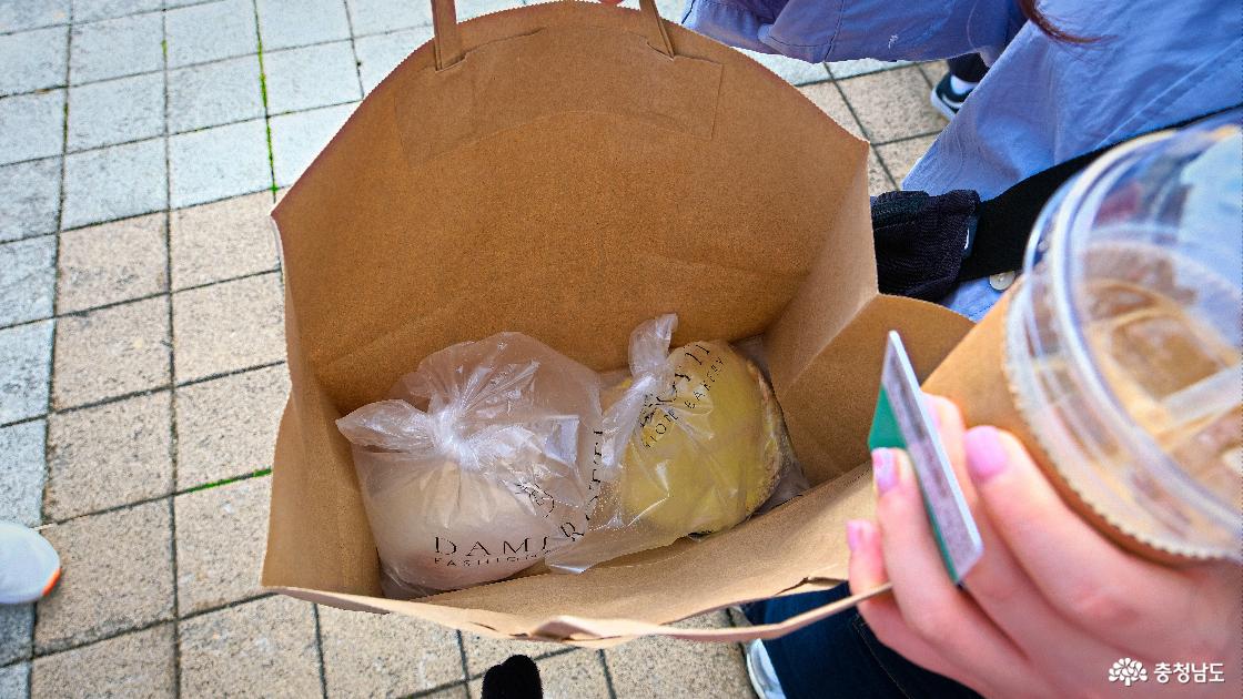 구매한 빵을 시식하는 방문객들