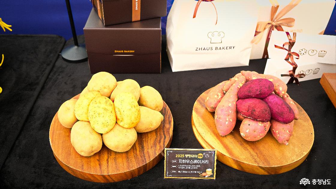 지하우스베이커리의 고구마&middot;감자 모양 빵 전시