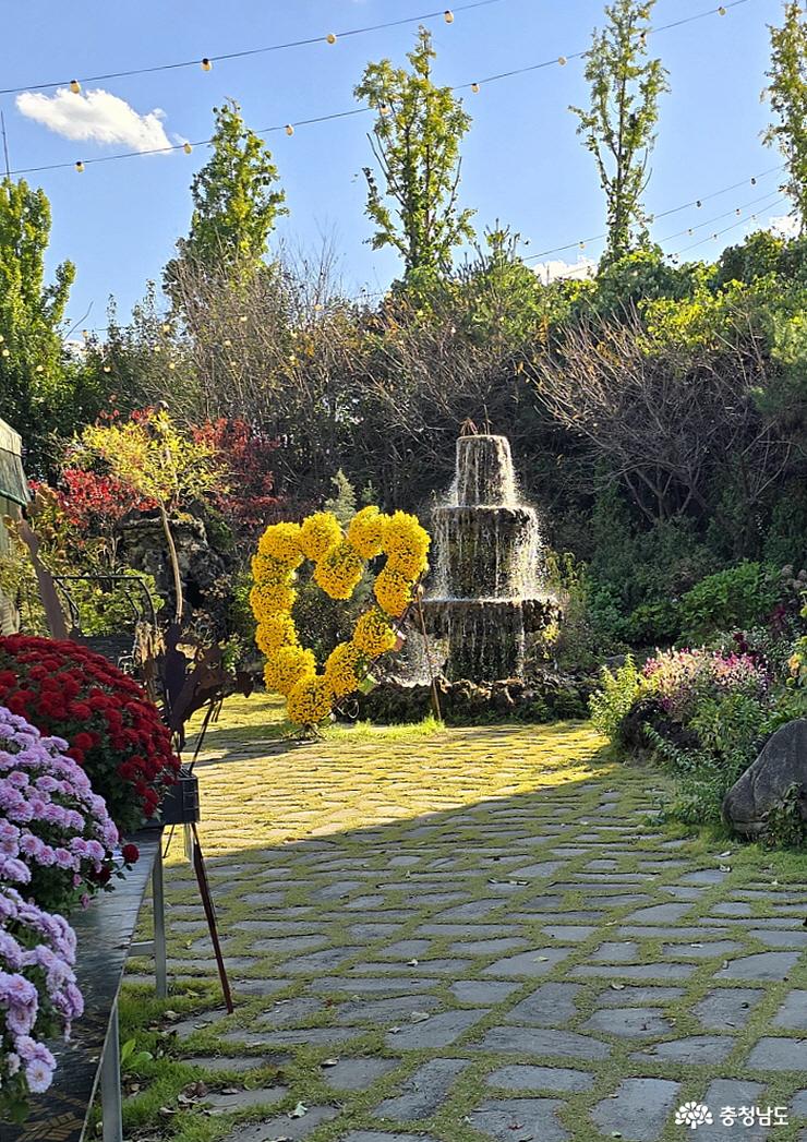 입구에 우뚝 선 분수가 시원한 물줄기를 뿜어 낸다.