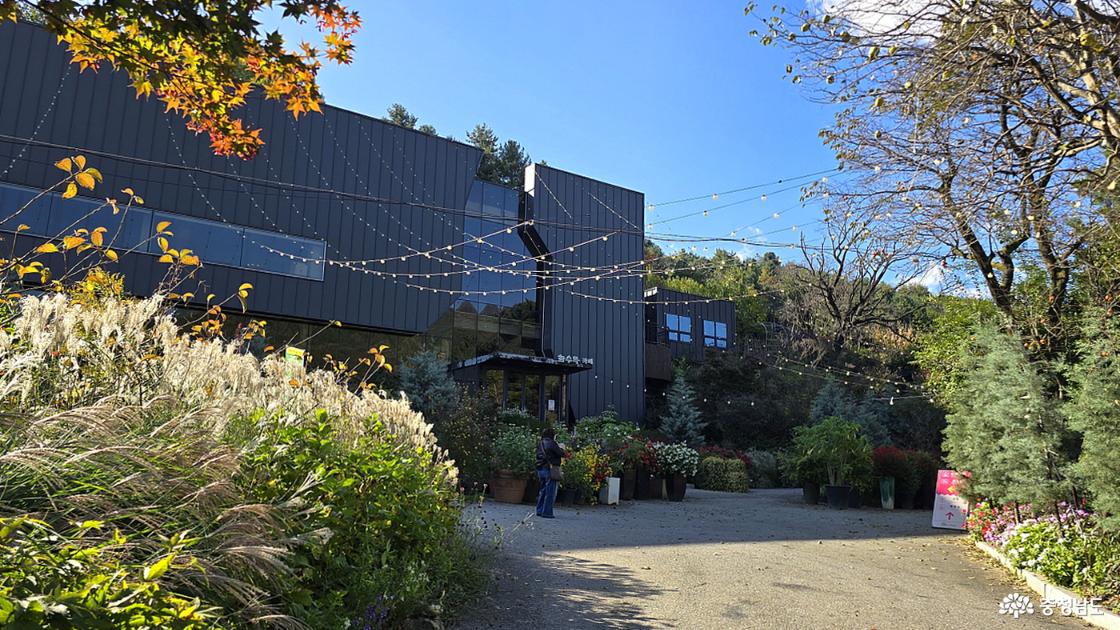 정원 입구로 가는 길에 화수목 카페가 자리하고 있다.