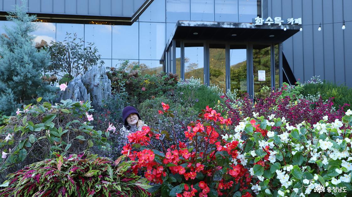 카페 앞에서 예쁜 꽃과 함게 한 컷.