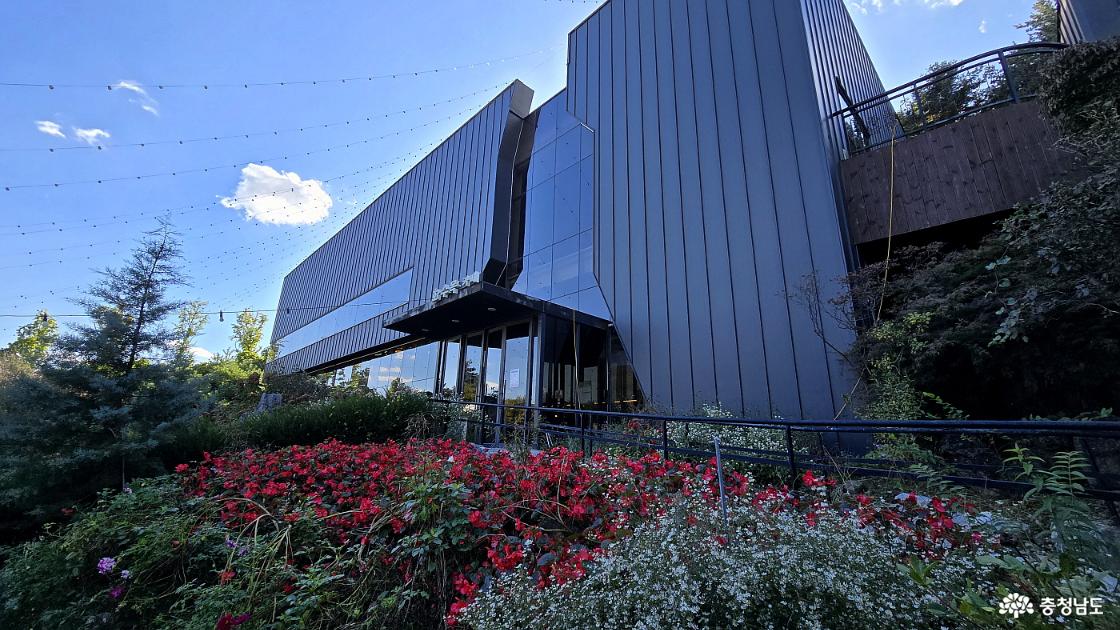 매표소 앞에서 바라본 화수목 카페의 모습